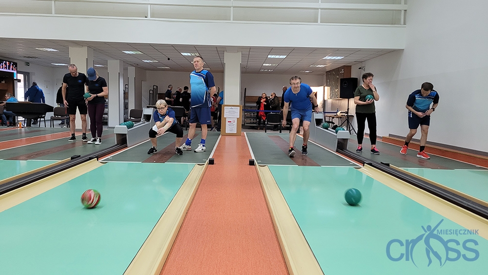 zawodnicy w trakcie oddawania rzut&oacute;w