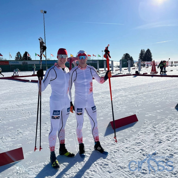 dwie osoby z nartami w rękach