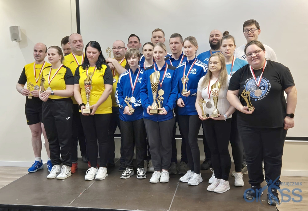 grupa os&oacute;b z pucharami