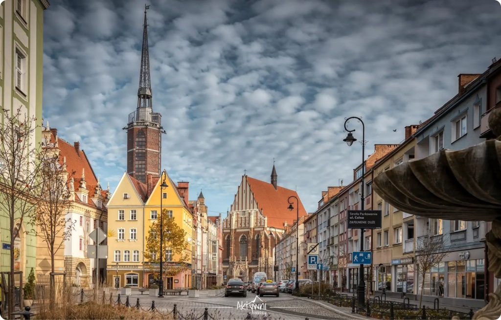 Rynek w Nysie z wieżą ratuszową i zabytkowymi kamienicami