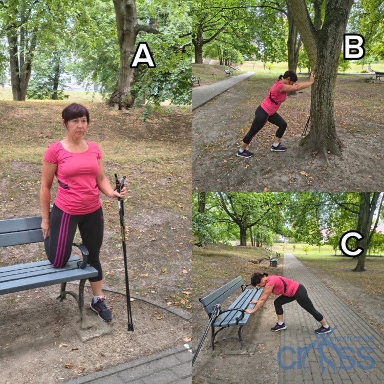 Obraz to kolaż trzech zdjęć przedstawiających kobietę ćwiczącą w parku z wykorzystaniem ławki i drzewa oraz kijów do Nordic Walking. Zdjęcie A (lewa strona, duże ujęcie) Kobieta stoi bokiem do oparcia ławki (przy jej końcu), wykonując rozciąganie przedniej części uda (mięśnia czworogłowego) z wykorzystaniem parkowej ławki. Kobieta stoi na lewej nodze tuż obok ławki. Prawą nogę ma ugiętą w kolanie i opartą kolanem na siedzisku ławki, a podudziem o oparcie ławki. Tułów jest wyprostowany. W lewej dłoni trzyma pionowo kije do Nordic Walking, oparte o ziemię dla zachowania stabilności. Prawą dłoń trzyma swobodnie z boku, przy ugiętej nodze. Zdjęcie B (prawy górny róg) Kobieta przedstawiona jest z profilu, wykonując rozciąganie łydki przy pniu drzewa. Kobieta stoi w wykroku. Noga wykroczna (lewa) jest ugięta w kolanie, a noga zakroczna (prawa) pozostaje wyprostowana w tył z piętą dociśniętą do podłoża. Kobieta opiera obie dłonie wysoko na pniu drzewa, pochylając lekko wyprostowany tułów do przodu. Zdjęcie C (prawy dolny róg) Kobieta wykonuje rozciąganie łydki i tylnej taśmy z wykorzystaniem parkowej ławki (analogicznie do ćwiczenia przy drzewie na zdjęciu B). Stoi w głębokim wykroku przodem do ławki. Noga wykroczna jest ugięta w kolanie, natomiast noga zakroczna pozostaje mocno wyciągnięta w tył i wyprostowana, z piętą dociśniętą do podłoża. Prosty tułów jest pochylony do przodu pod kątem około 45 stopni, a obie dłonie opierają się stabilnie na siedzisku ławki.
