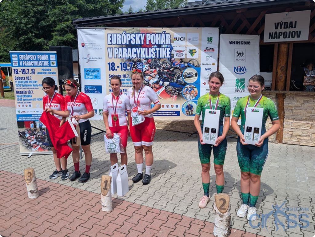 Zawodniczki na podium z pucharami