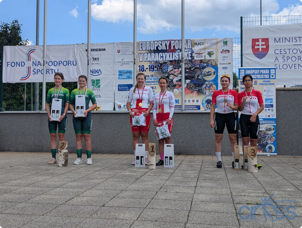 Dwie zawodniczki z medalami i nagrodami