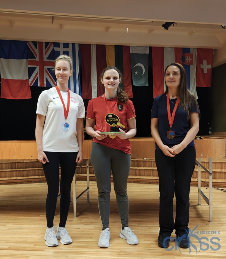 grupa kobiet z trofeami