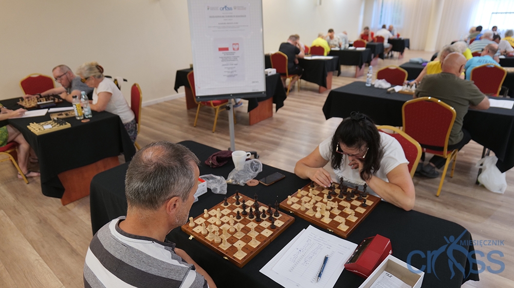 grupa osób gra w szachy