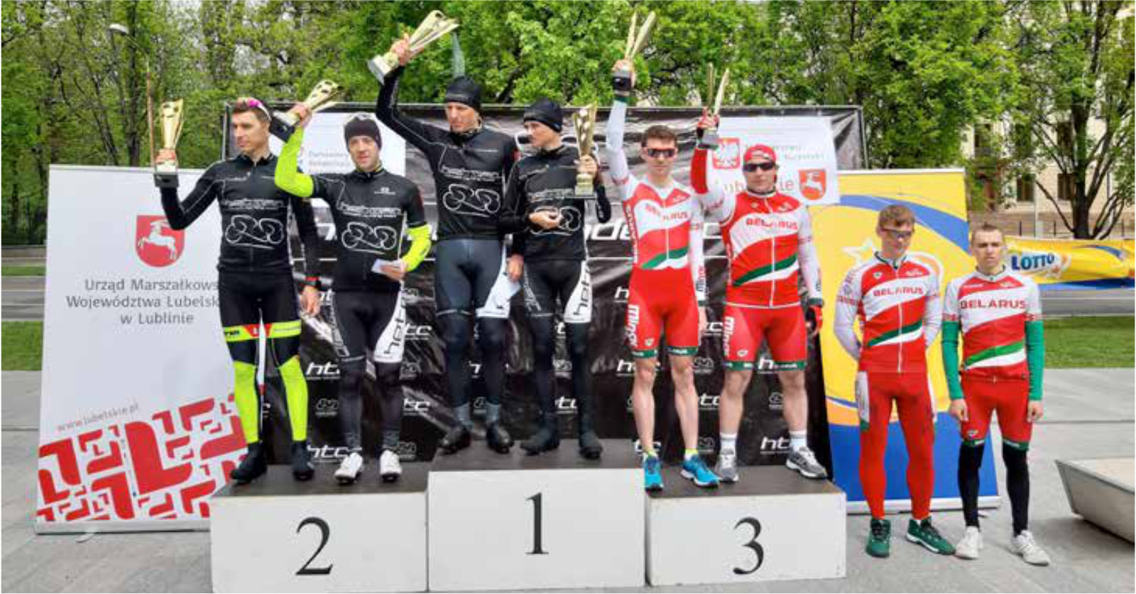 Osoby na podium z pucharami