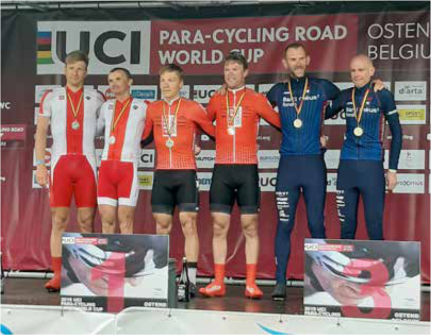 Mężczyźni stojący na podium z medalami