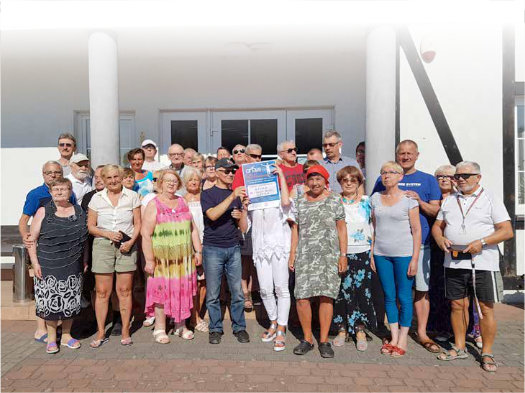 Zdjęcie grupowe przed budynkiem