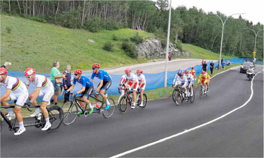 Peleton kolarzy na tamdemach