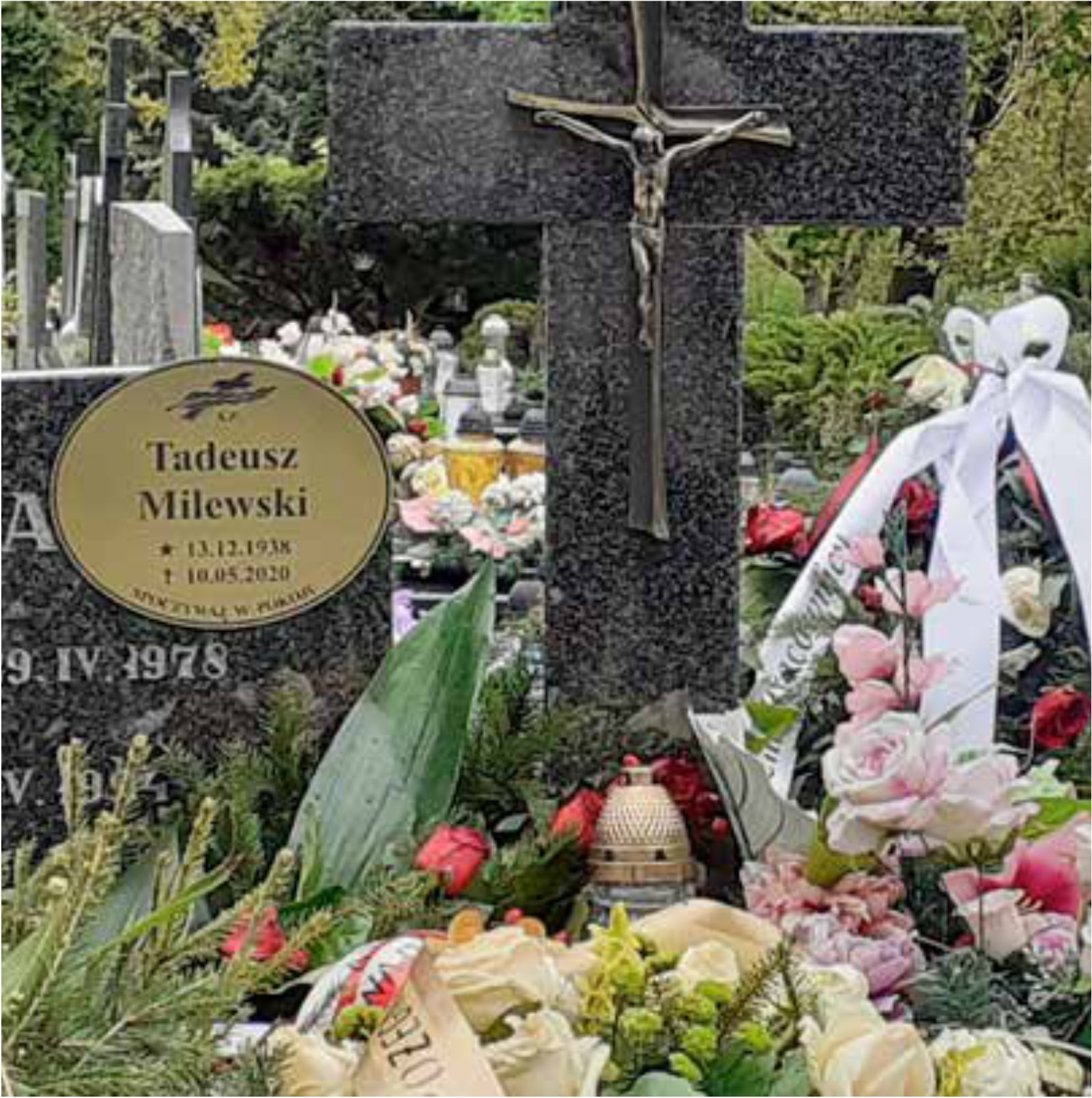 Grób z wieńcami