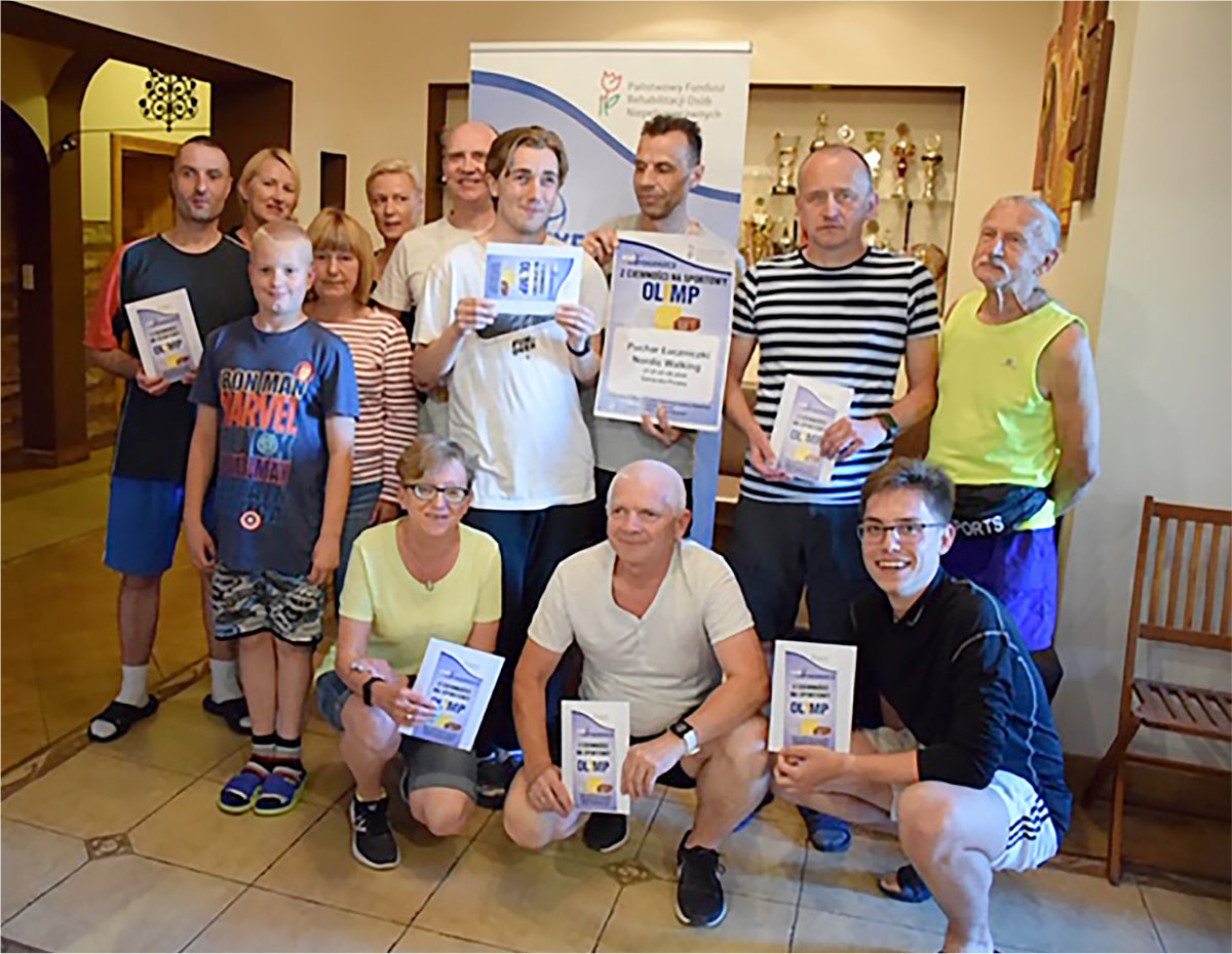 Grupa osób z dyplomami