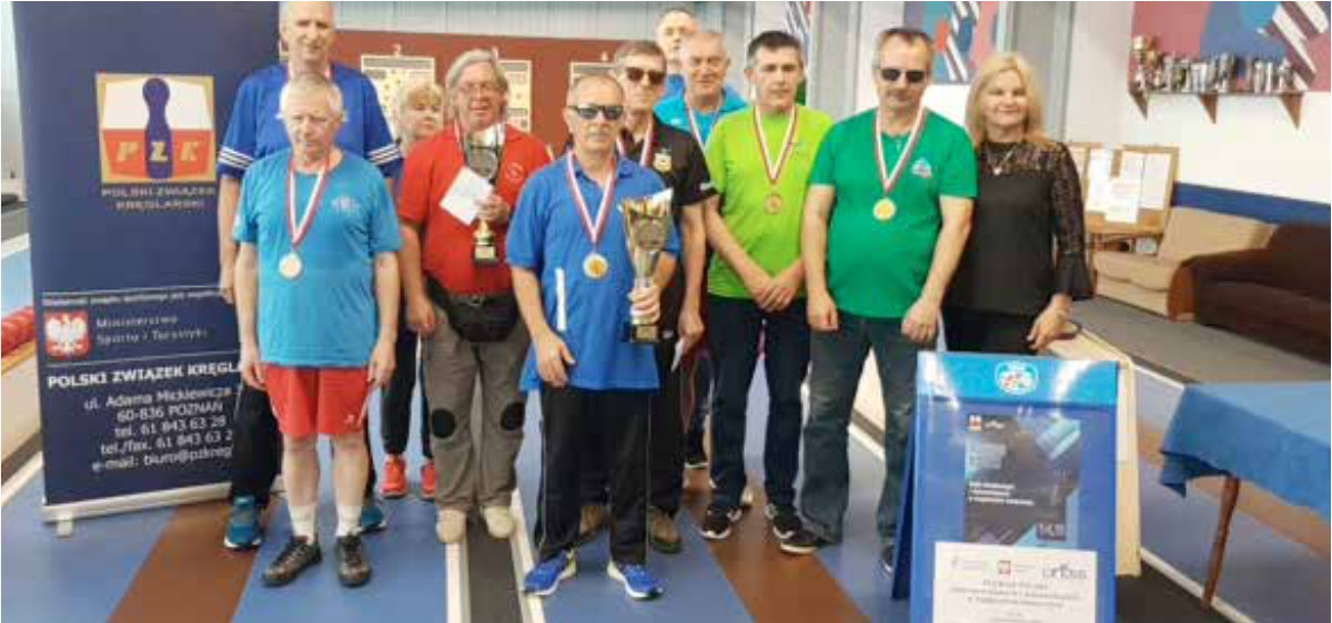 Grupa osób z medalami