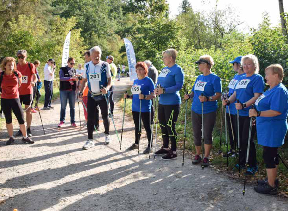 Mężczyźni z medalami i pucharami