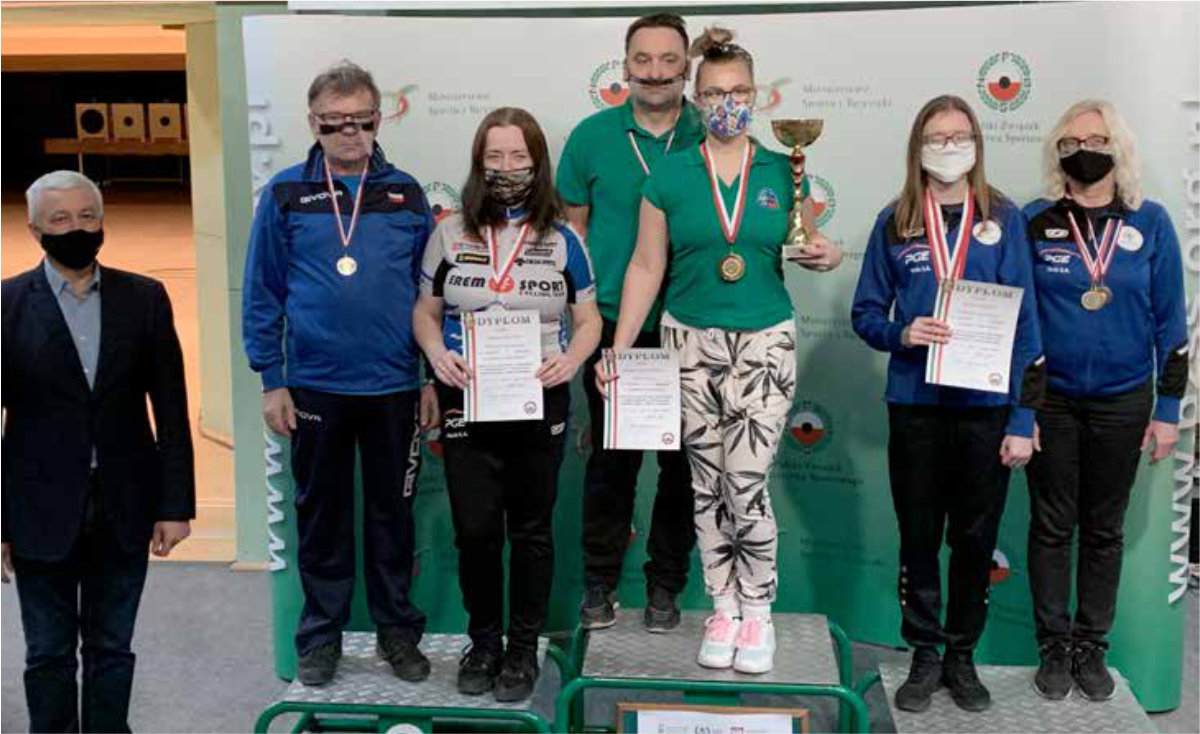 Kibiety z dyplomami i medalami