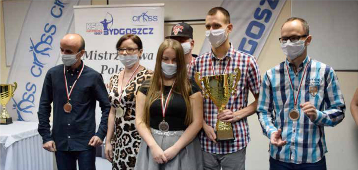 Osoby z medalami i pucharem