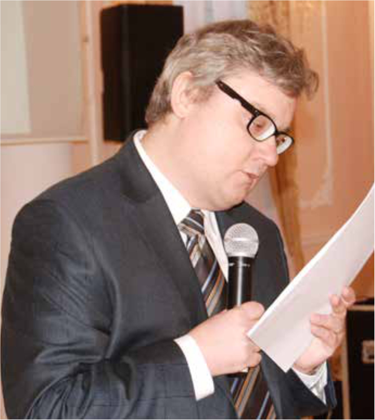 Adam Dzitkowski przemawia do mikrofonu