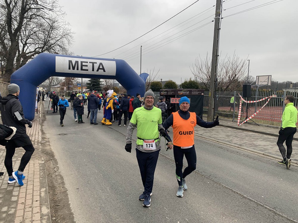 Dariusz Cholewczyński z przewodnikiem na mecie MP w biegu na 15 km w Strzelcach Opolskich