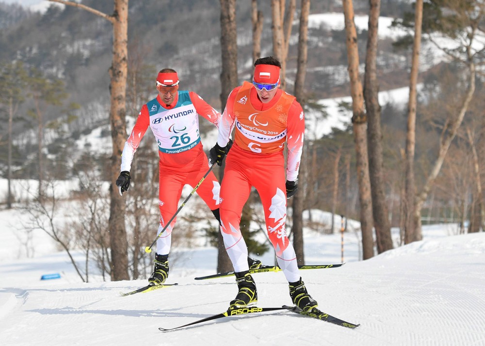 Piotr Garbowski (z lewej) z przewodnikiem Jakubem Twardowskim w konkurencjach biegowych i biathlonowych podczas paraolimpiady w Pjongczangu w 2018 r. Fot. Bartłomiej Zborowski