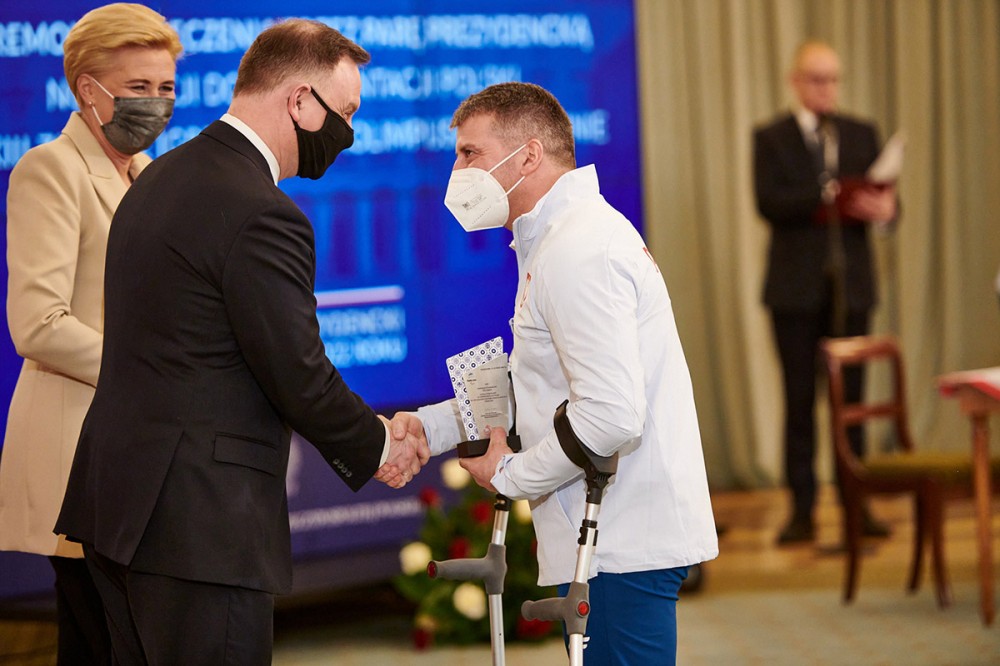 Prezydent RP Andrzej Duda wręcza nominacje paraolimpijskie. Fot. Adrian Stykowski/Polski Komitet Paraolimpijski