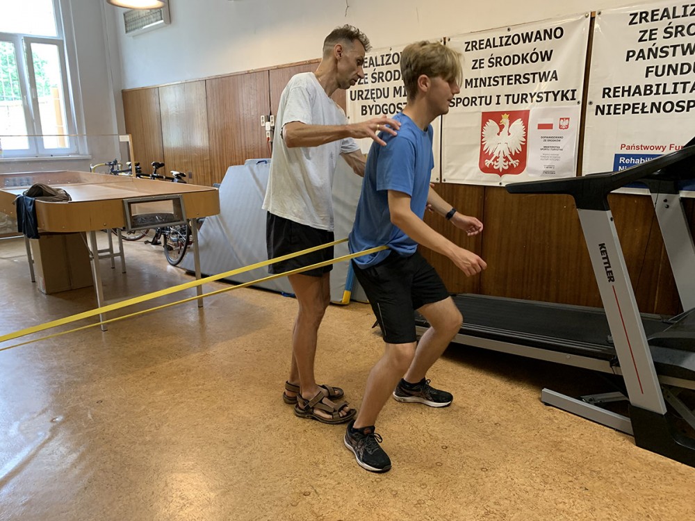 Osoby ćwiczące na sali gimnastycznej