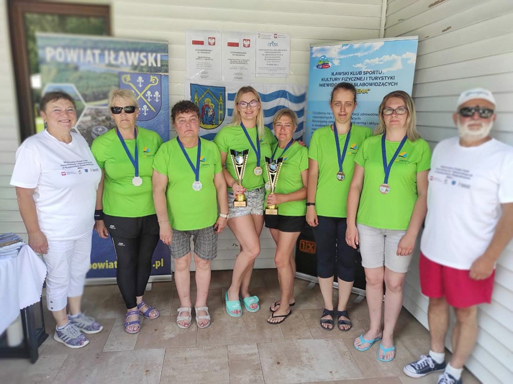 Grupa osób z medalami i pucharami