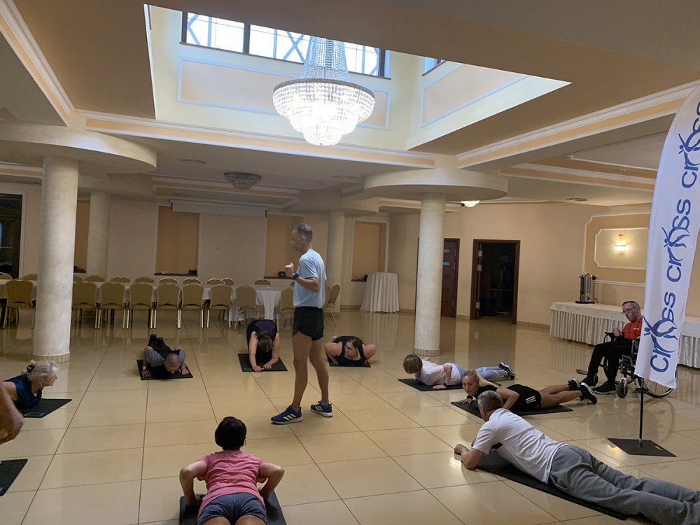 Osoby ćwiczące na sali