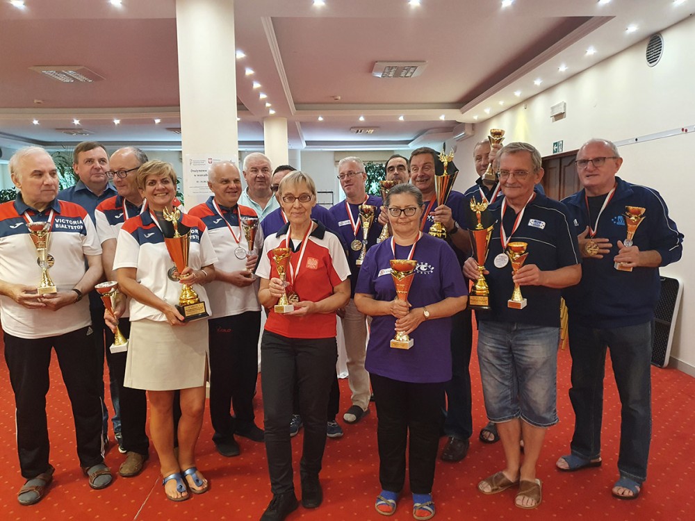 Grupa osób z medalami