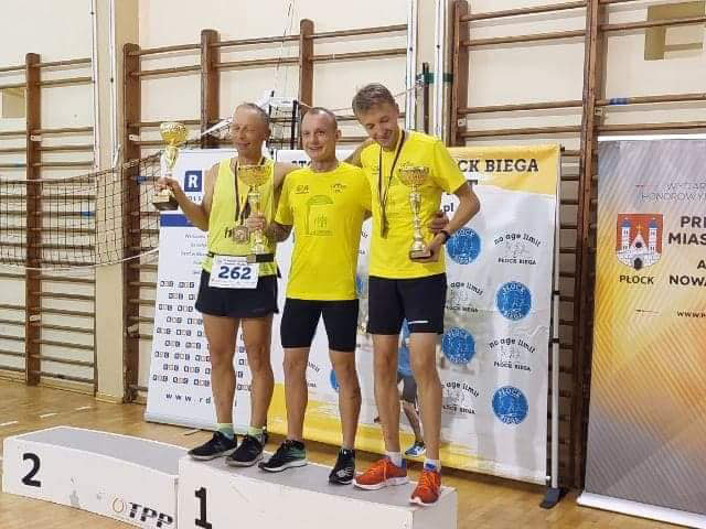Grupa osób na podium