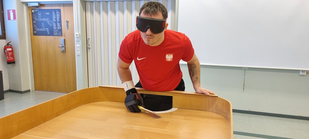 Mężczyzna przy stole do gry