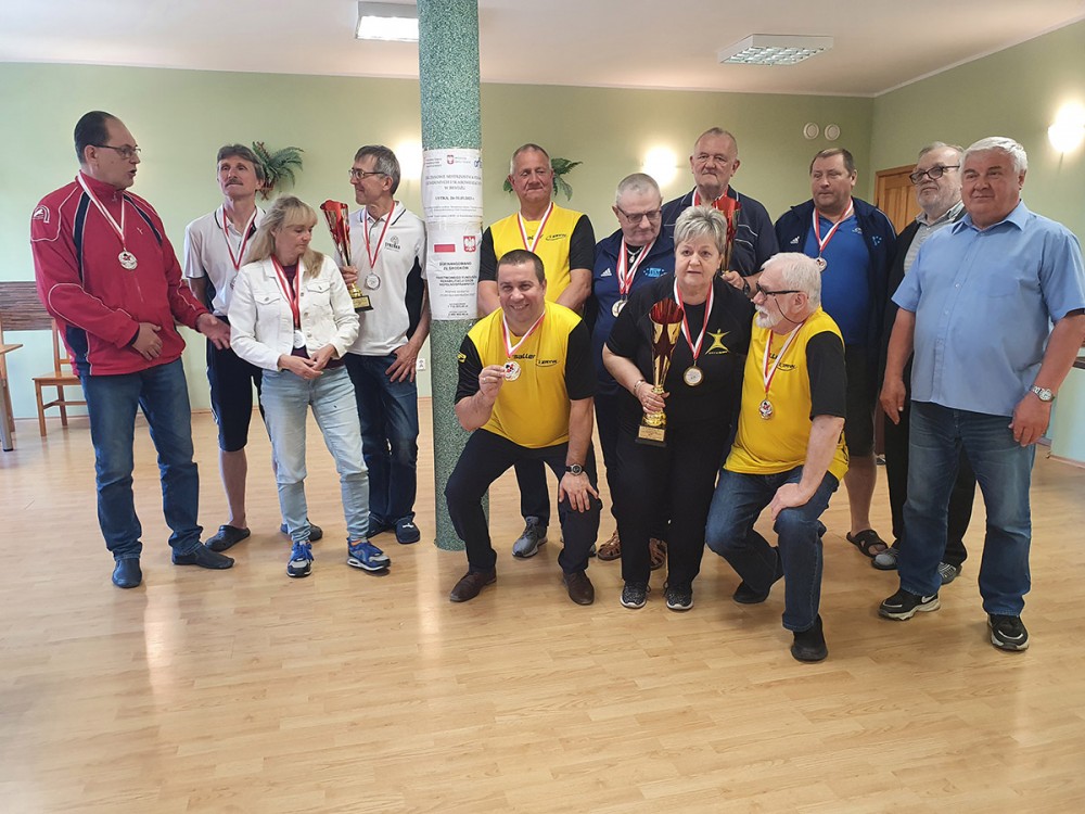 Osoby z pucharami i medalami