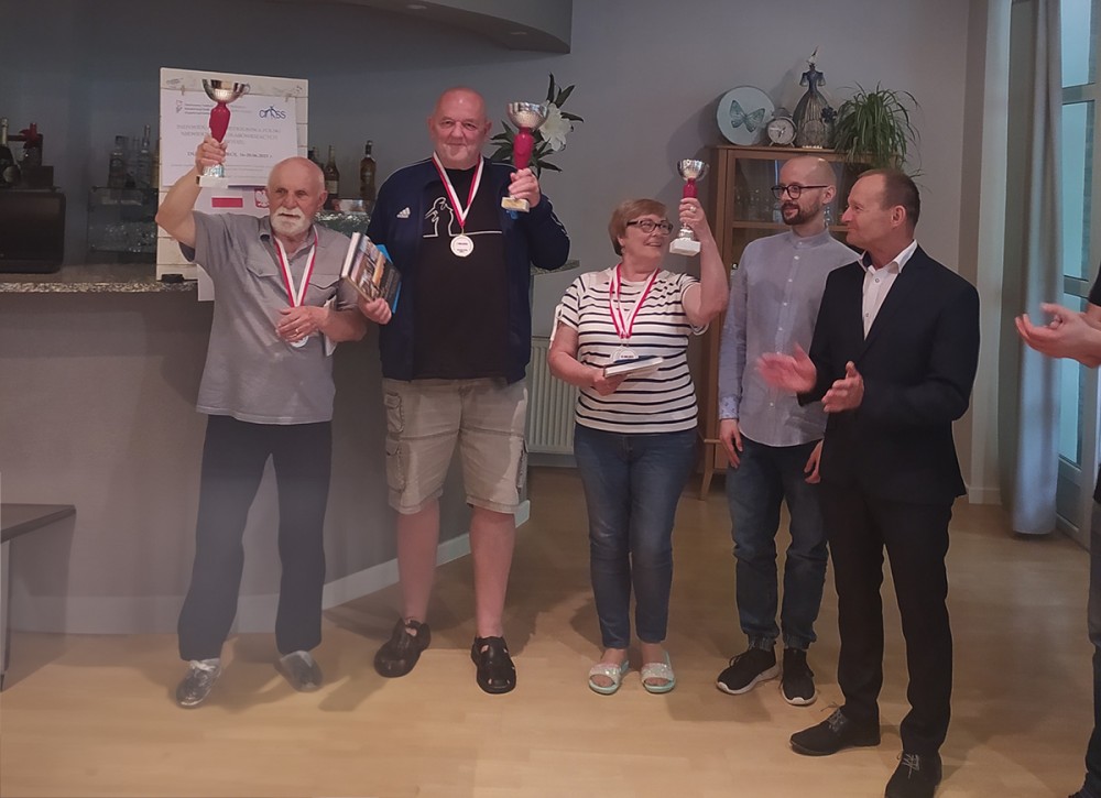 grupa osób z medalami i pucharami