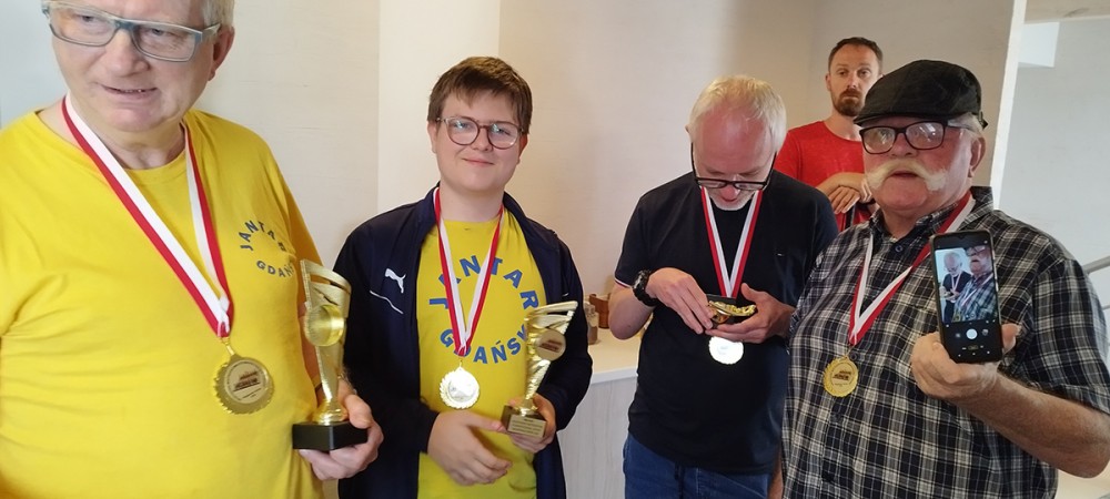 Grupa osób z medalami i pucharami