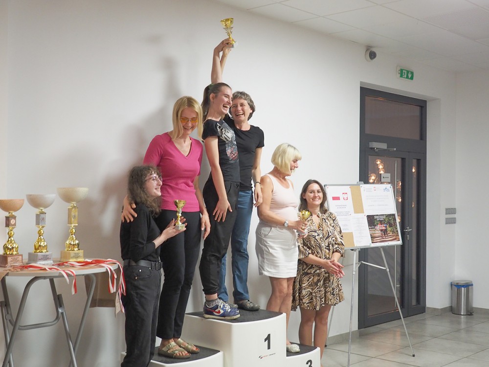 grupa osób na podium