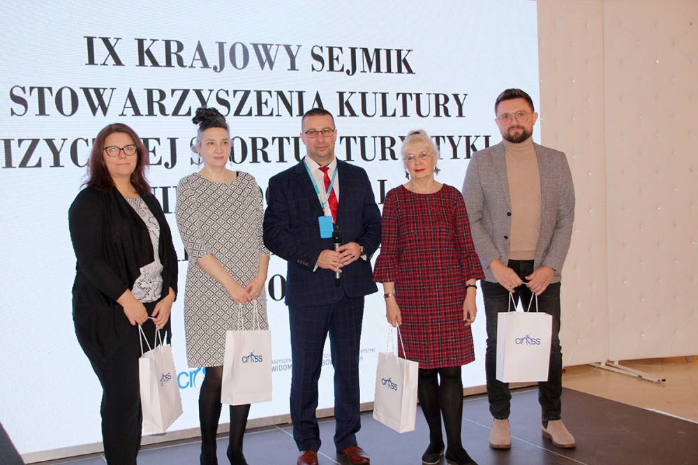 Grupa osób z torbami