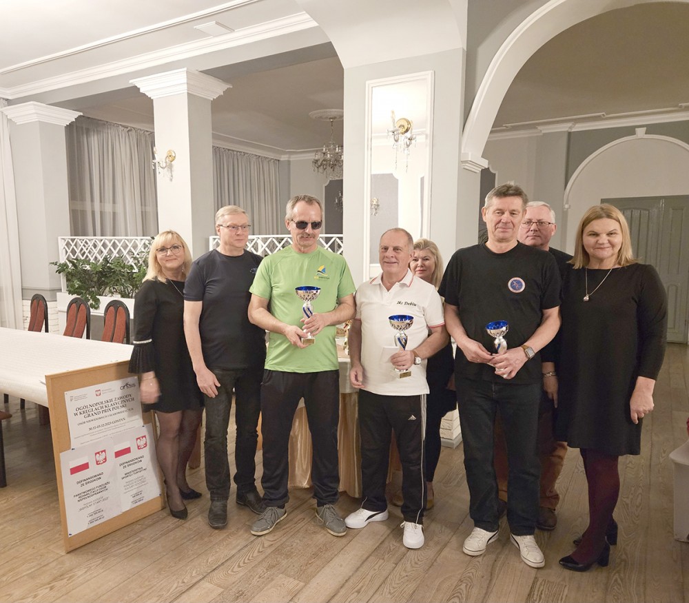 grupa osób z pucharami