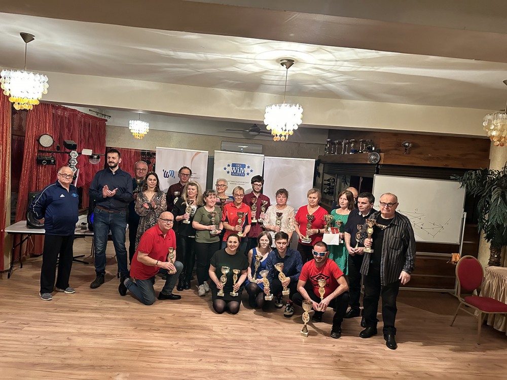 grupa osób z pucharami