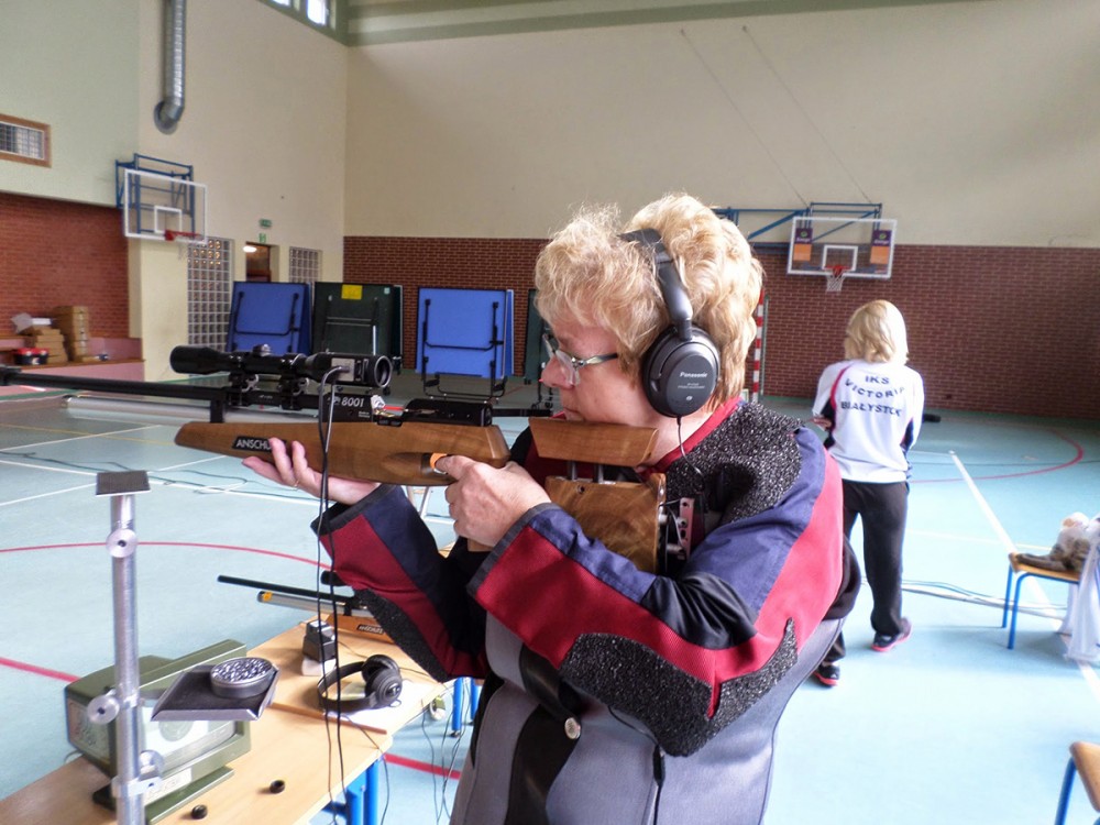 osoba z branią w słuchawkach