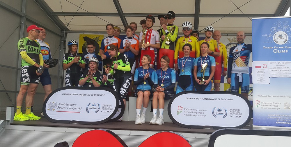 grupa osób na podium