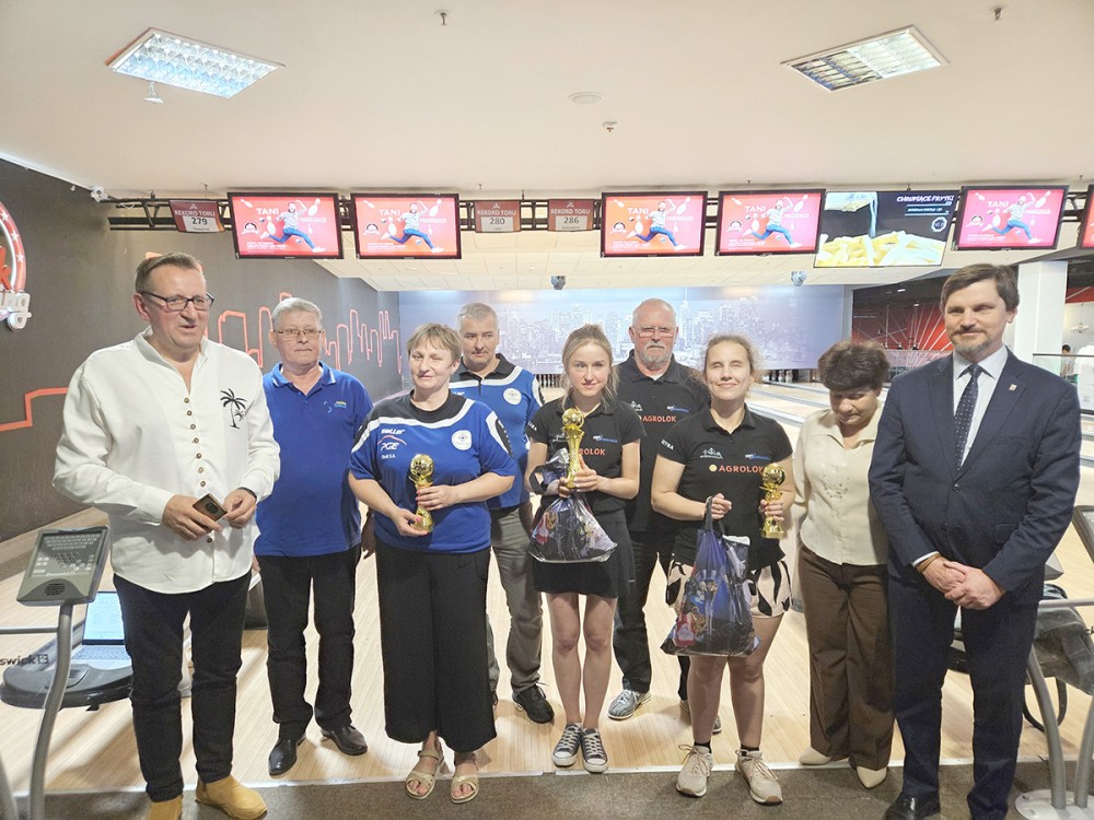grupa osób z pucharami