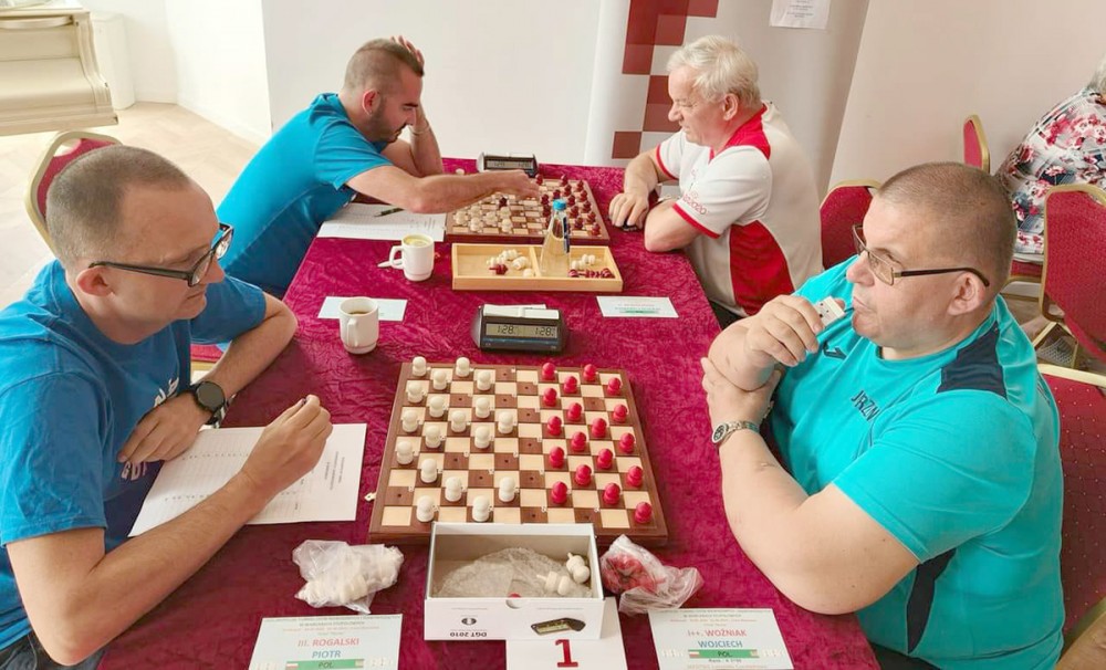 grupa osób w trakcie gry