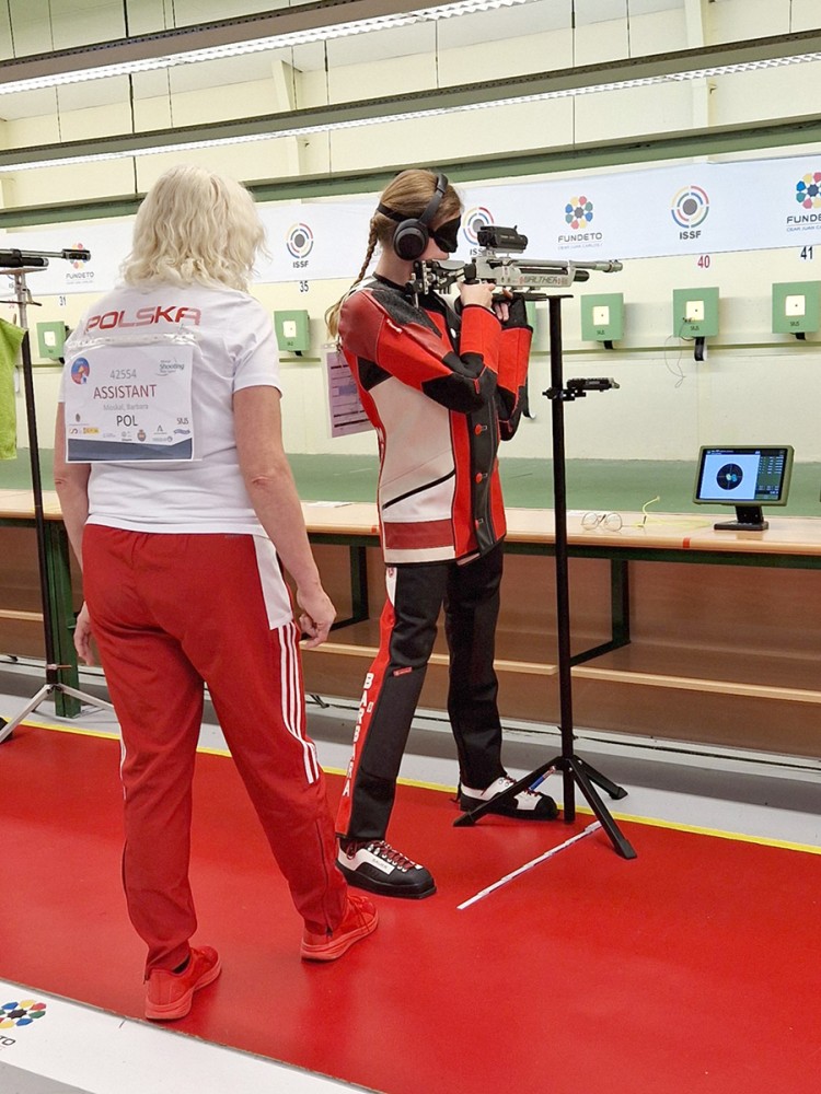 Grupa osób na strzelnicy