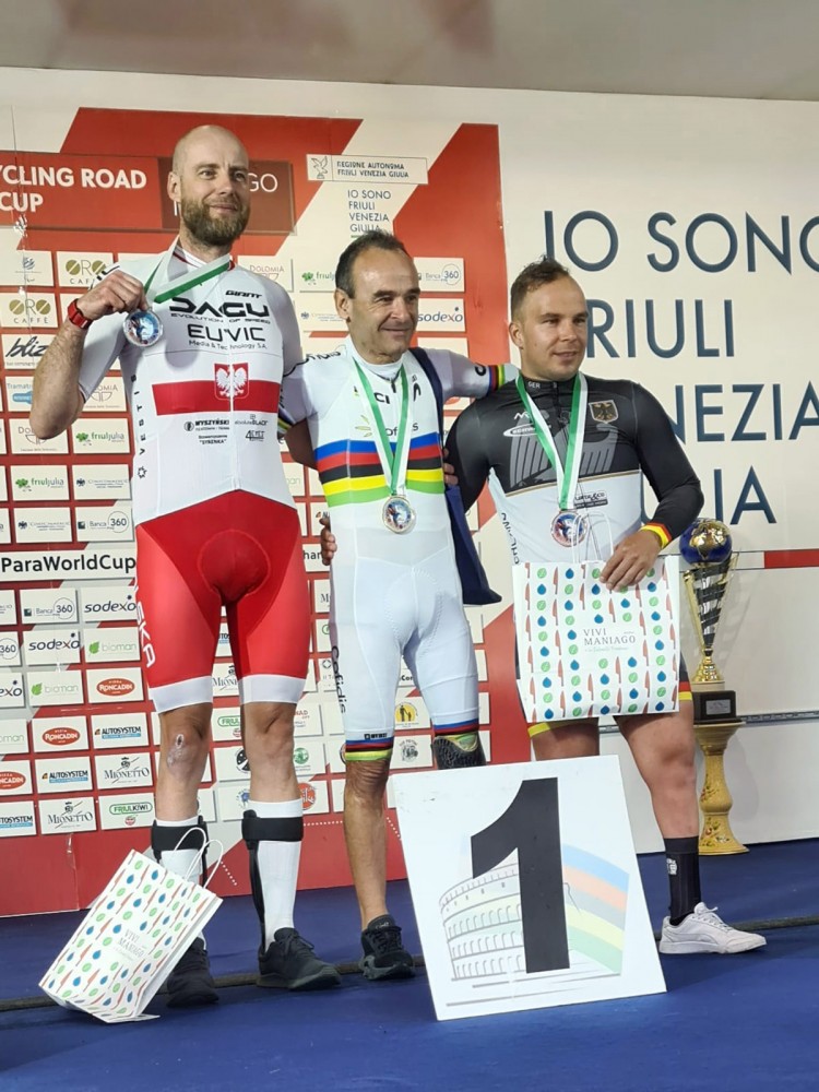 trójka mężczyzn z medalami