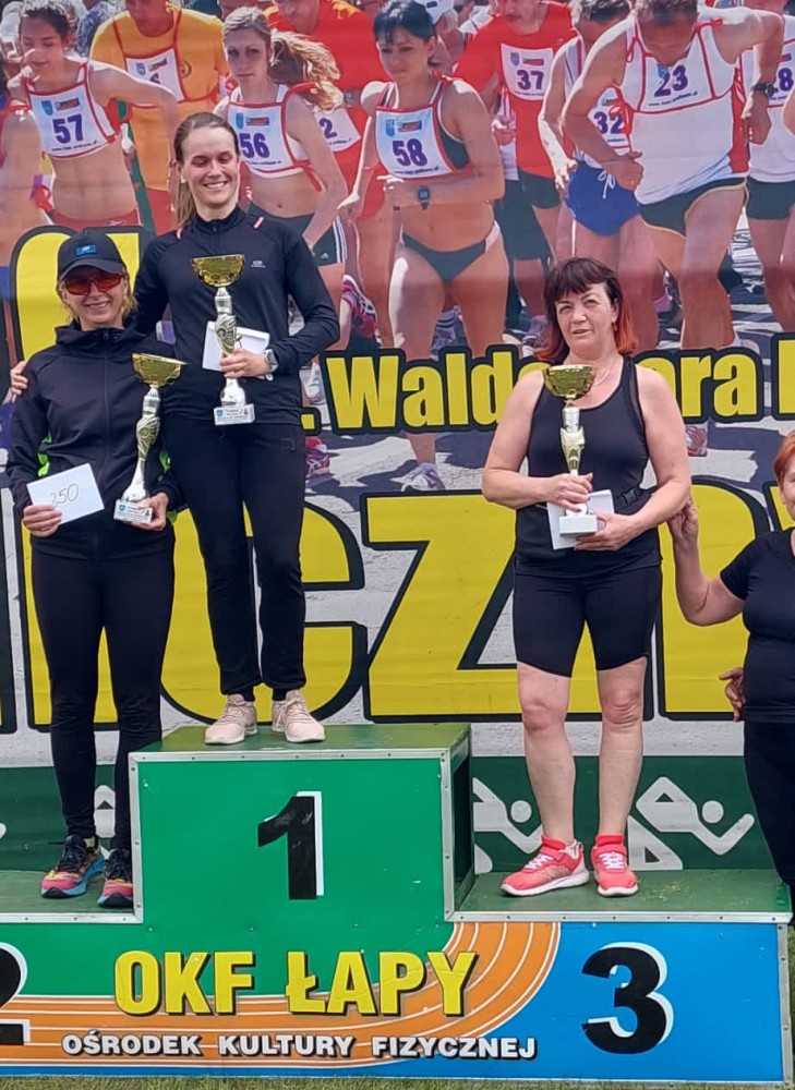 grupa osób na podium