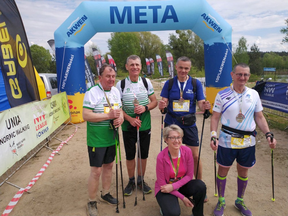 grupa osób z medalami