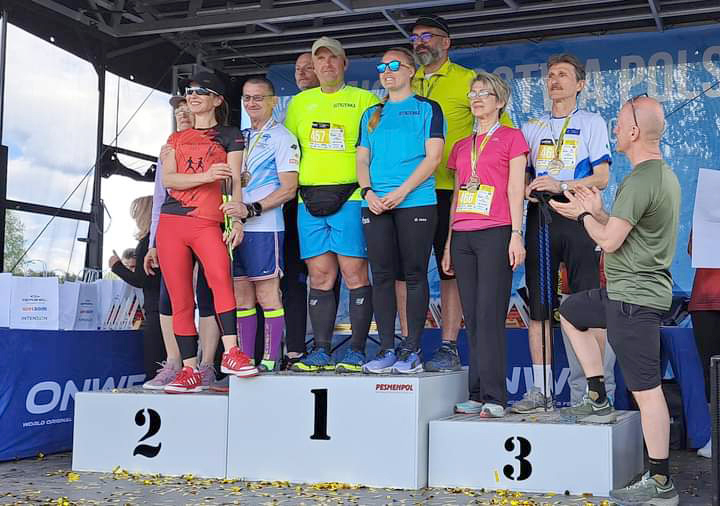 grupa osób na podium