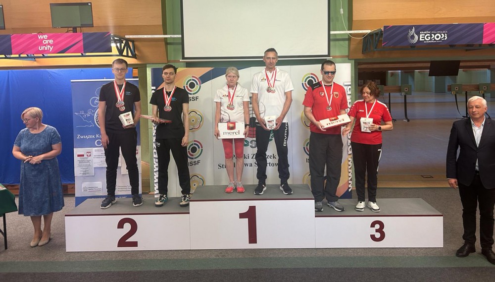 osoby na podium