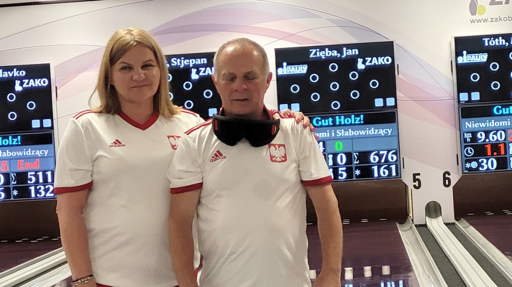 dwie osoby na tle torów kręglarskich