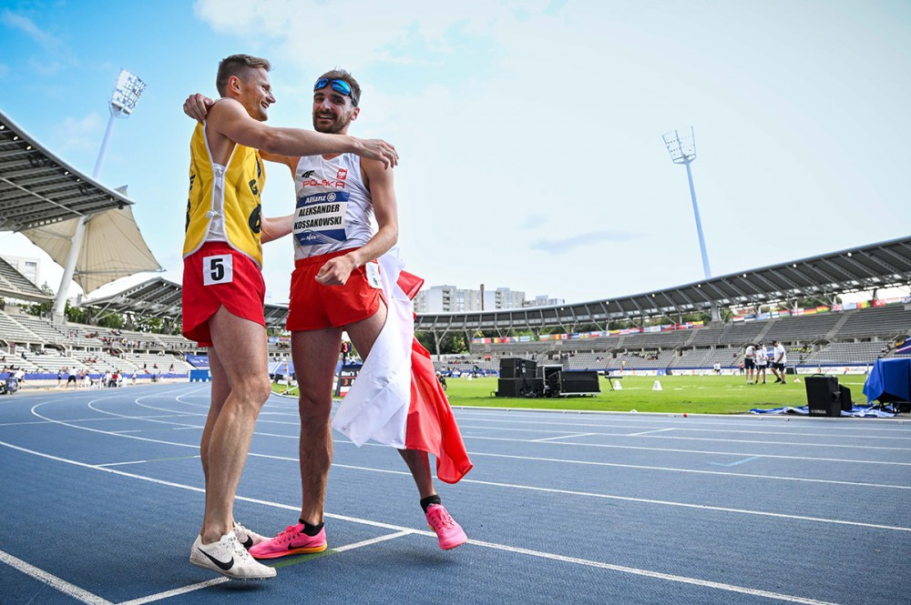 dwóch mężczyzn na stadionie