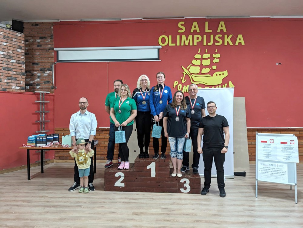 grupa osób na podium z medalami