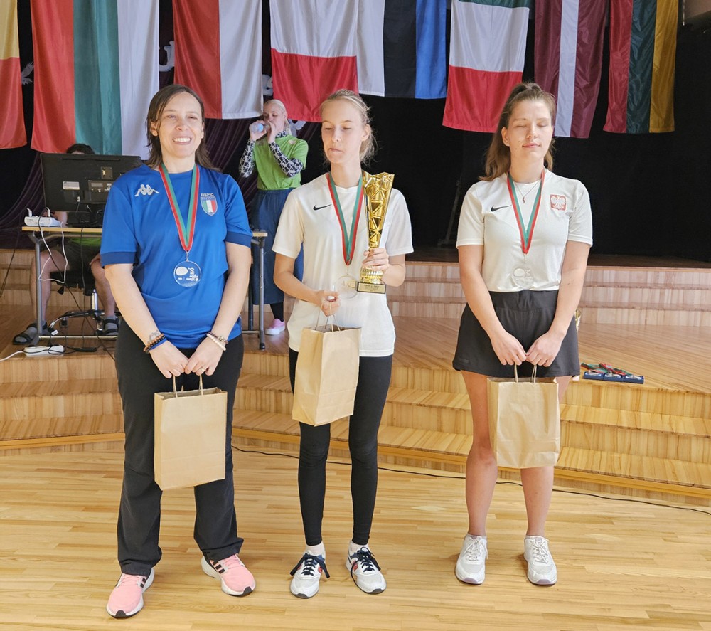 osoby z pucharami i medalami